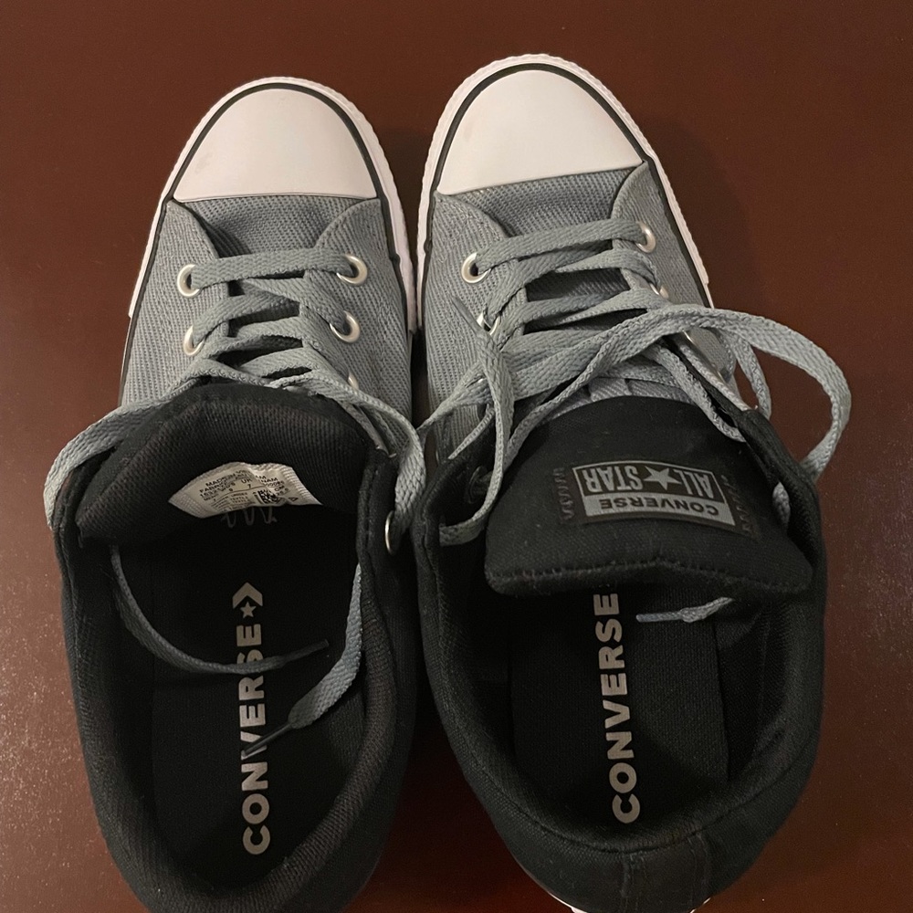 Converse sneakers. Women’s 9/Men’s 7.